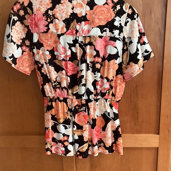 Harve Benard size medium, colorful floral short sleeve blouse - Picture 5 of 5